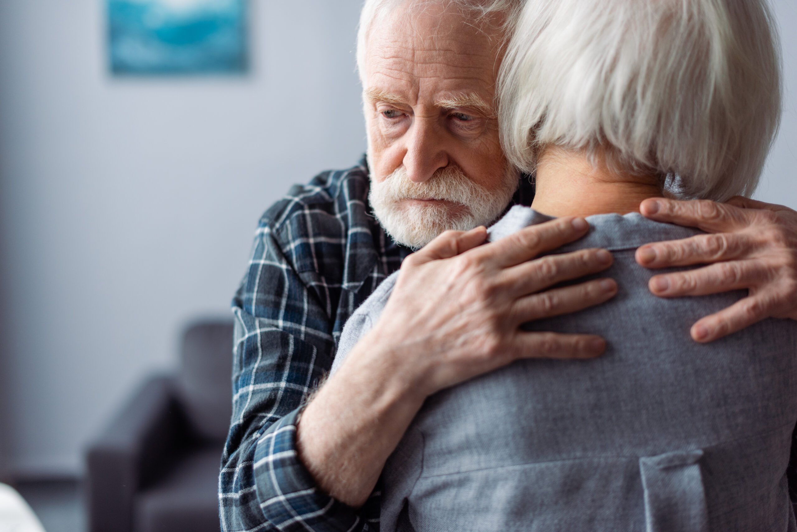 how can i tell if i have dementia | Image of man hugging woman